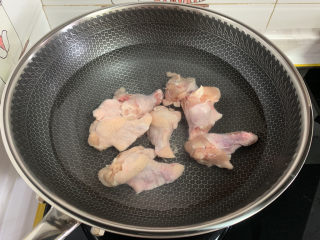 鸡翅根炖土豆南瓜,鸡翅根冷水下锅煮。