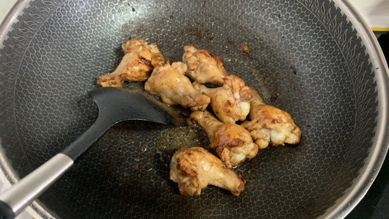 鸡翅根炖土豆南瓜, 待白砂糖融化至冒泡后加入煮好的鸡翅根翻炒。