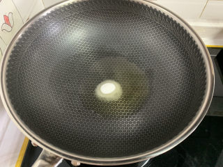 鸡翅根炖土豆南瓜,重起锅加入油、白砂糖小火炒糖色。