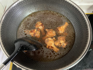 鸡翅根炖土豆南瓜,加入热水至正好没过鸡翅根。