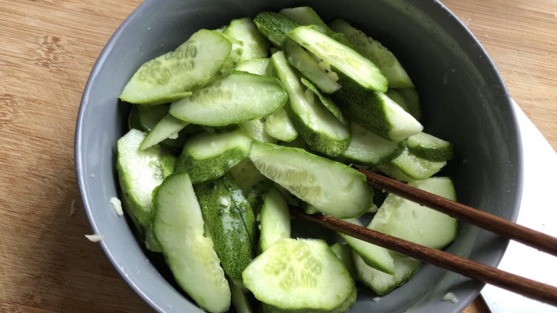 黄瓜拌猪耳朵,筷子拌匀腌制杀水。