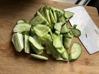 黄瓜拌猪耳朵,切成薄片。