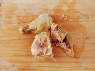鸡腿炖土豆,一个鸡腿切两刀分成三段