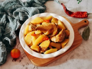 鸡腿炖土豆,出锅装盘