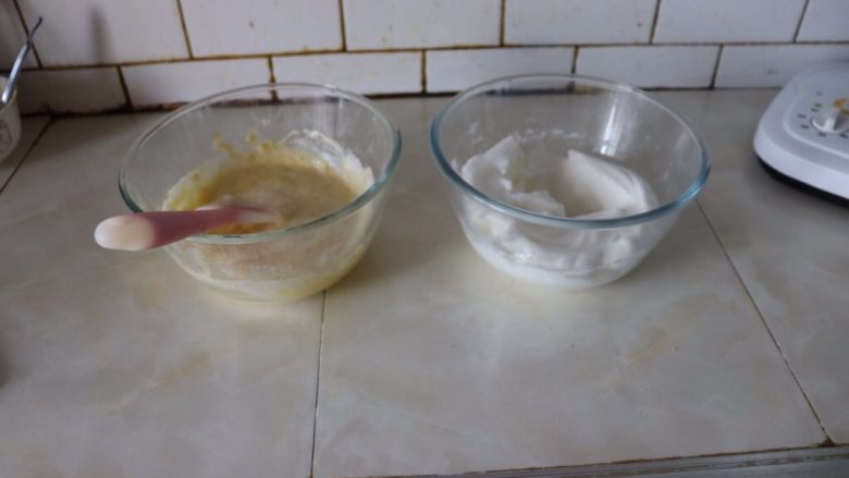 小巧杯子蛋糕,拌匀的蛋黄糊与蛋白霜。