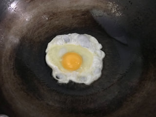 家常拌面,趁这个时间煎荷包蛋：炒锅烧热，倒少许食用油，打入鸡蛋