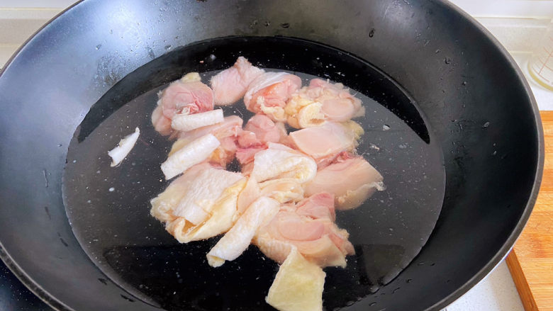 鸡腿炖土豆,将鸡腿剁块焯水杀菌去腥。
