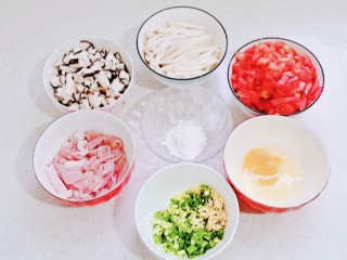 西红柿菌菇汤,准备好香菇丁，白玉菇、番茄丁、爆肉片、玉米淀粉、鸡蛋液、葱花、蒜沫。