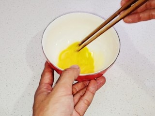 西红柿菌菇汤,鸡蛋液打匀