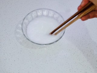 西红柿菌菇汤,淀粉中加入水搅开