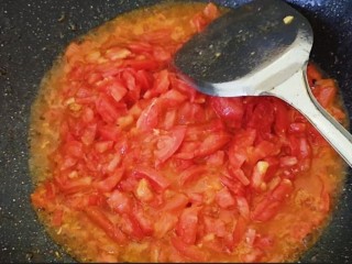 西红柿菌菇汤,锅中再次加入食用油，倒入番茄丁翻炒。