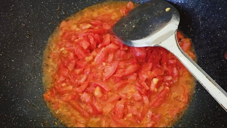 西红柿菌菇汤,锅中再次加入食用油，倒入番茄丁翻炒。