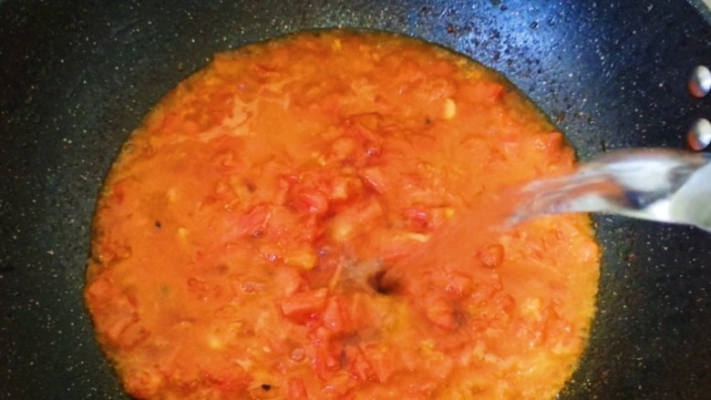 西红柿菌菇汤,番茄丁炒出沙，加入开水。