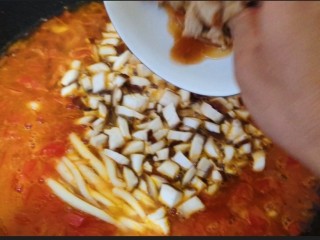 西红柿菌菇汤,水沸腾一会加入白玉菇，香菇丁、薄肉片。煮二十分钟