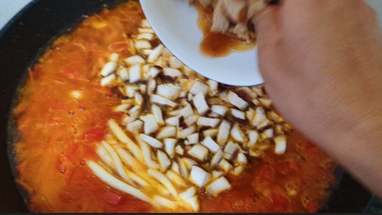 西红柿菌菇汤,水沸腾一会加入白玉菇，香菇丁、薄肉片。煮二十分钟