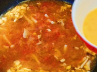 西红柿菌菇汤,二十分钟后加入鸡蛋液搅开，加入水淀粉搅开。