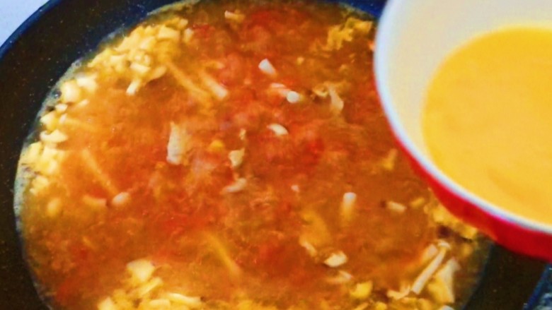 西红柿菌菇汤,二十分钟后加入鸡蛋液搅开，加入水淀粉搅开。