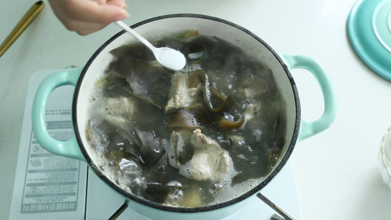 海带炖排骨,放入两勺食盐，继续炖煮20分钟左右