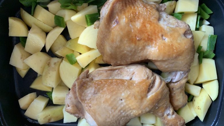鸡腿炖土豆,放锅里