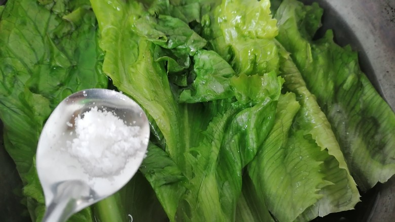 蒜蓉蚝油生菜,加入适量盐可以使其更翠绿