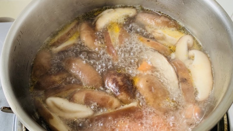香菇滑鸡粥,然后加入适量的开水煮十分钟