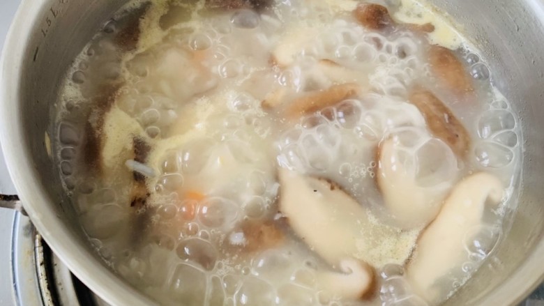 香菇滑鸡粥,煮十分钟的汤就超浓了，这是把米饭倒进去，煮五分钟