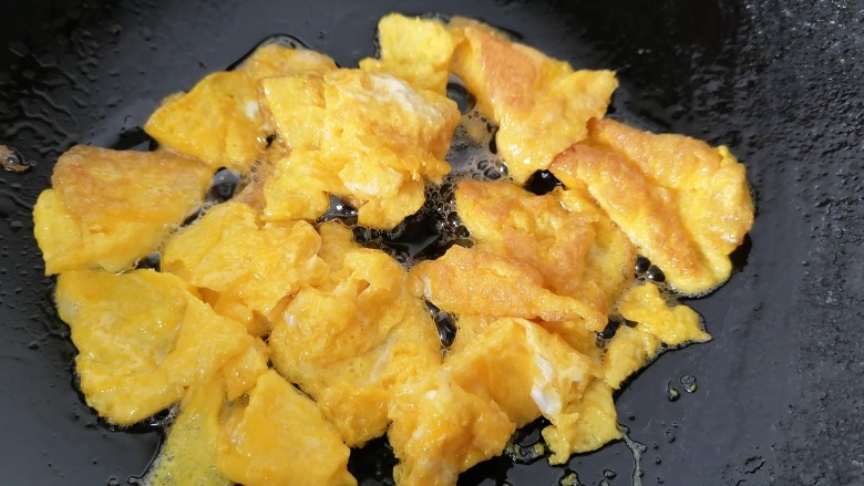 平菇炒鸡蛋,将鸡蛋炒成小块