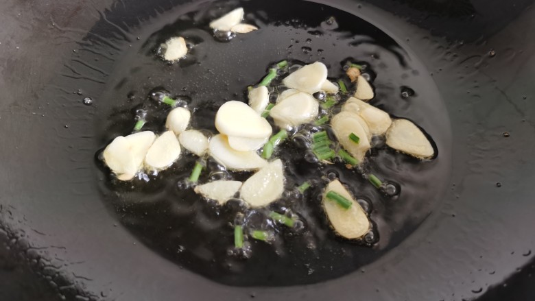 平菇炒鸡蛋,利用锅里的底油，放入蒜片葱花炒香。