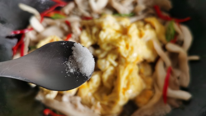 平菇炒鸡蛋,放入少许食盐。