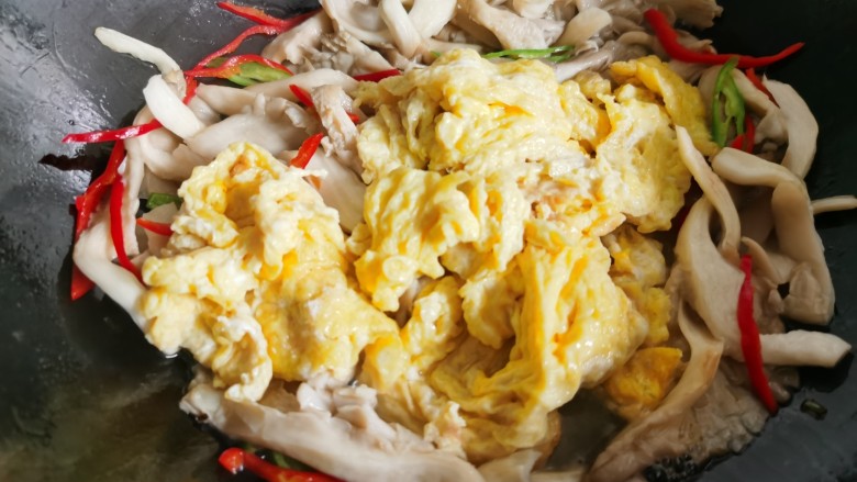 平菇炒鸡蛋,加入炒好的鸡蛋。