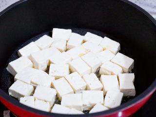 番茄烧豆腐,锅中倒入适量的食用油烧热，放入豆腐