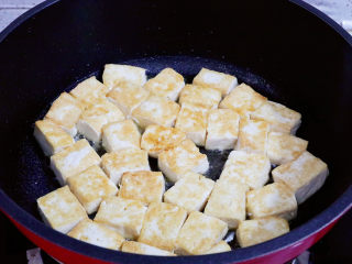 番茄烧豆腐,中小火煎至两面金黄色