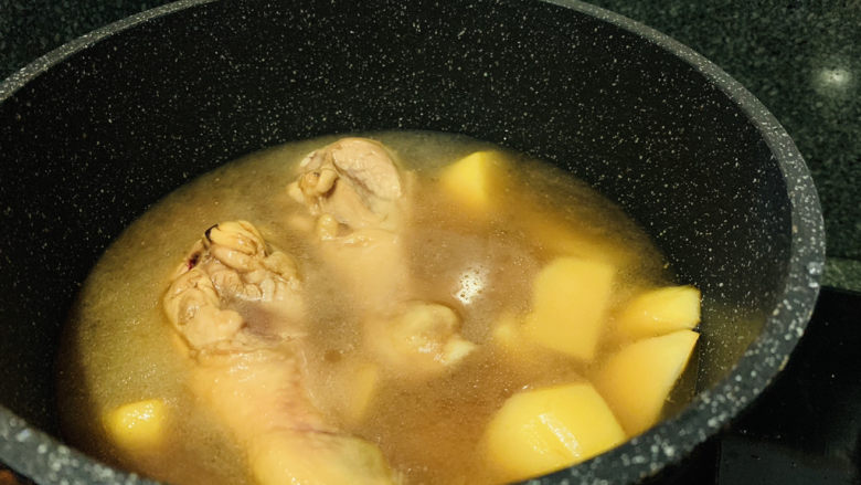 鸡腿炖土豆,加适量清水