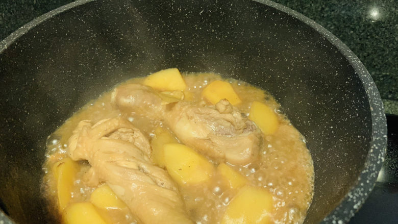 鸡腿炖土豆,剩点汁，起锅