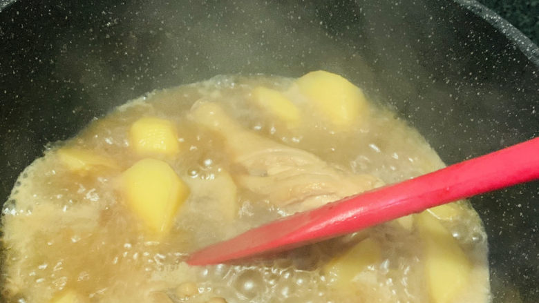 鸡腿炖土豆,中间搅拌一下