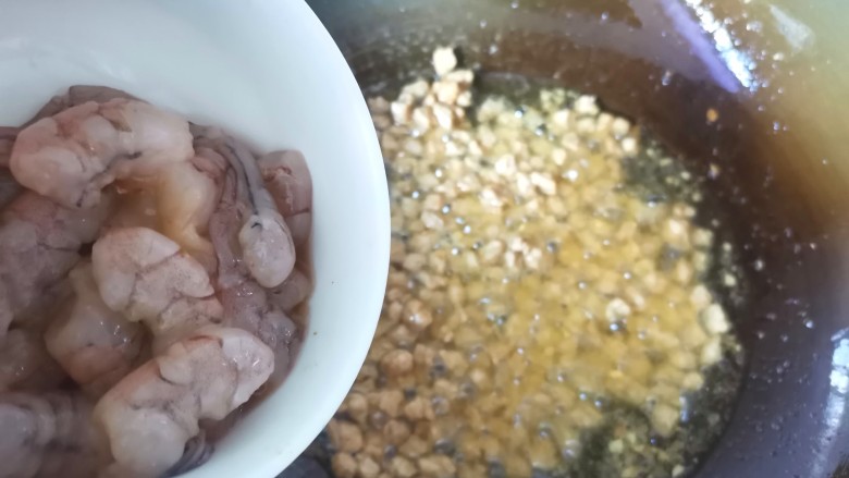 豌豆糯米饭,炒至肉变色倒入虾仁翻炒