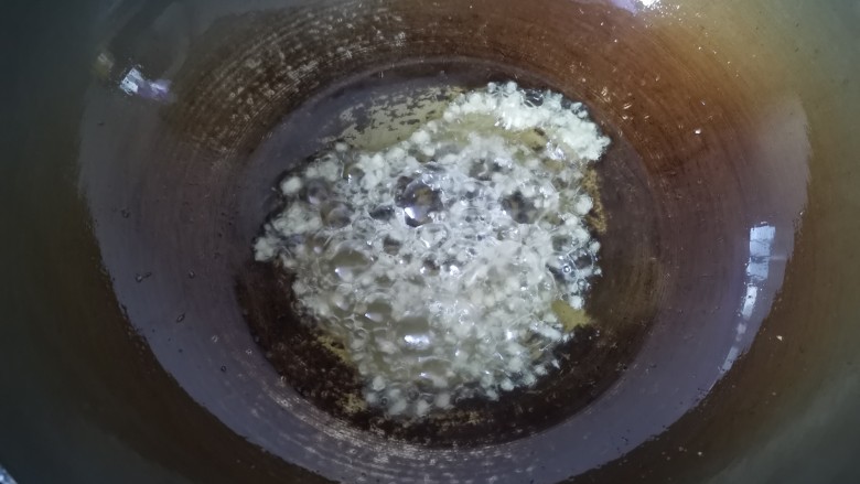豌豆糯米饭,热油放入蒜末爆香