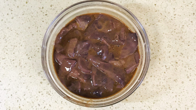 麻油猪肝,搅拌均匀，静置，腌制半小时，使其入味