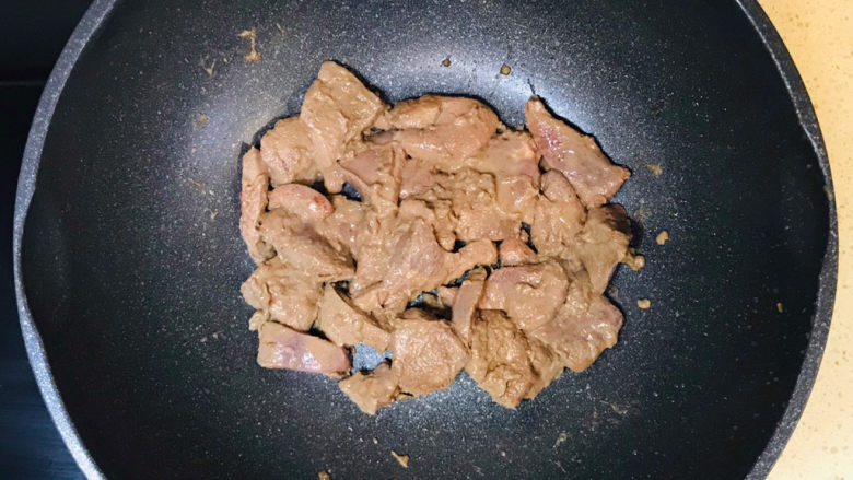 麻油猪肝,因为腌制时已经加入了调味料，所以无需再加，大火煸炒熟即可