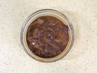 泡椒猪肝,搅拌均匀，静置半小时，腌制入味