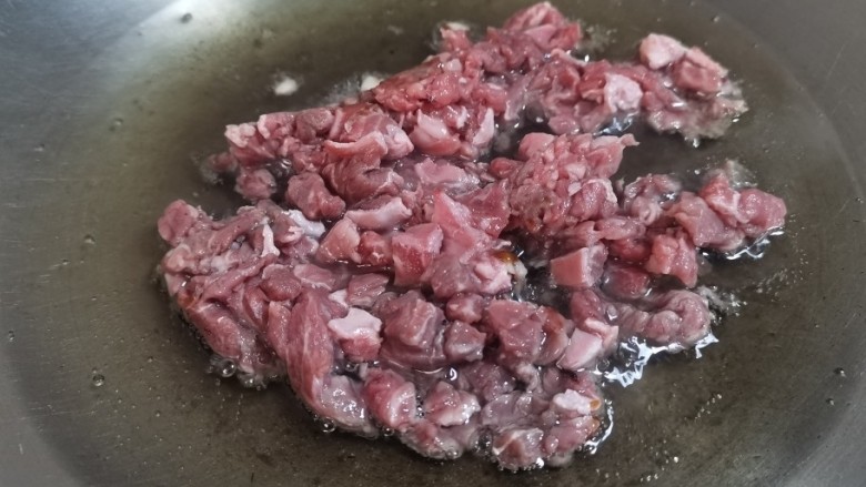 香菇牛肉酱,宽油下牛肉，爆炒收干水份