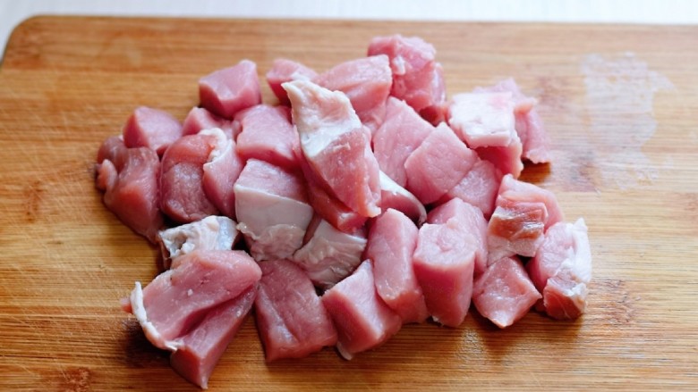 茄子焖面,将猪肉洗干净，切小块。
