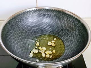 茄子焖面,起油锅，加入蒜炒香。