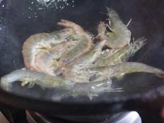 简单易操作吃起来酥脆的油焖大虾,热锅冷油，虾入锅，可沿锅边滑入防止溅油