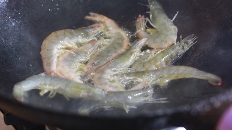 简单易操作吃起来酥脆的油焖大虾,热锅冷油，虾入锅，可沿锅边滑入防止溅油