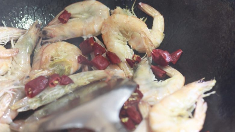 简单易操作吃起来酥脆的油焖大虾,加入红干椒，翻炒
