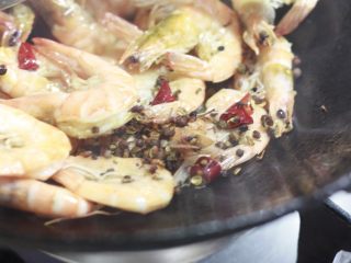 简单易操作吃起来酥脆的油焖大虾,加入花椒，翻炒