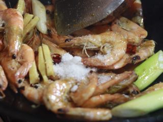 简单易操作吃起来酥脆的油焖大虾,再加入盐和糖，继续翻炒