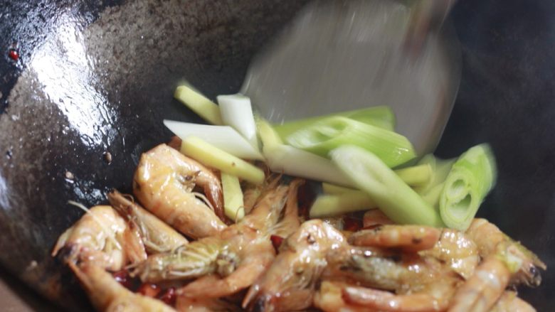 简单易操作吃起来酥脆的油焖大虾,加入葱段姜段，翻炒