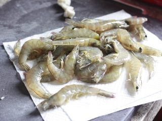 简单易操作吃起来酥脆的油焖大虾,处理好的虾过遍水，放厨房用纸上吸去多余水分